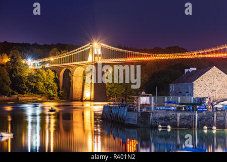 ANGLESEY, Großbritannien - 06 September: Nachtansicht der berühmten menai Suspension Bridge alog der Menai Straits on September 06, 2018 in Anglesey Stockfoto