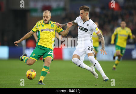 Norwich City Teemu Pukki (links) schiesst am Ziel vorbei an Swansea City Joe Rodon während der Sky Bet Championship Match in der Liberty Stadium, Swansea. Stockfoto