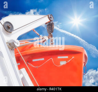 Rettungsboot auf Kreuzfahrtschiff Stockfoto