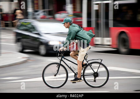 Belgrad, Serbien - Juli 19, 2018: Ein reifer Mann reiten Fahrrad auf der belebten Straße der Stadt, Panning Schuß Stockfoto