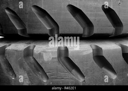 Stapel von riesigen industriellen Größe neue schwarze Gummireifen mit Profilmuster Stockfoto
