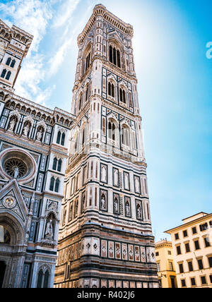 Vertikale Foto mit berühmten Turm Campanile di Giotto. Turm hat bunte Oberfläche mit Statuen und große Glocke. Der Turm ist in der Stadt Florenz in Ita gebaut Stockfoto