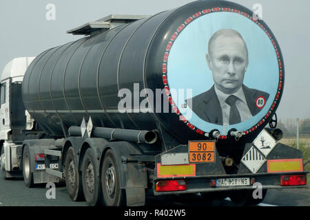 Einen großen Tank-LKW (Serbisch Nummernschild) mit Bild von Wladimir Putin auf der Rückseite, Antriebe entlang den hohen Weg durch Kroatien. Stockfoto