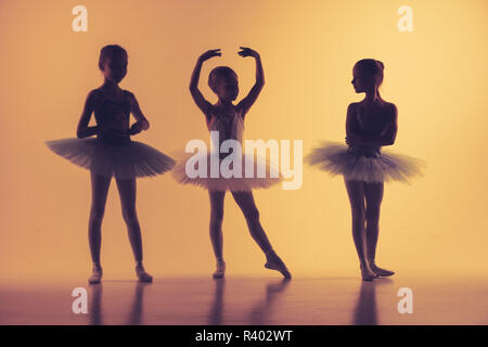 Drei kleine Ballerinas in Dance Studio Stockfoto