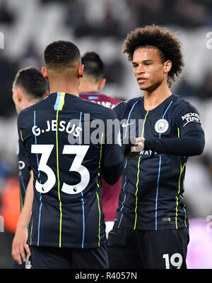 Von Manchester City Leroy Sane (rechts) feiert vierten Ziel seiner Seite des Spiels mit Teamkollege Gabriel Jesus zählen während der Premier League Match an der London Stadium, London. Stockfoto