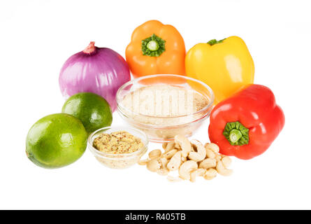 Nährhefe durch andere frische Zutaten für cremige vegan Paprika und Zwiebeln umgeben. Stockfoto