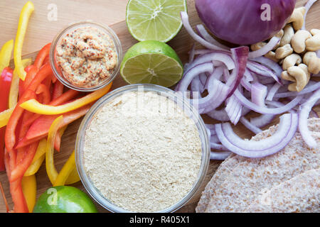 Nährhefe durch andere frische Zutaten für cremige vegan Paprika und Zwiebeln umgeben. Stockfoto
