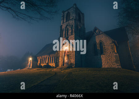 Alten creepy scary Suche Kirche in der Nacht im Nebel Stockfoto