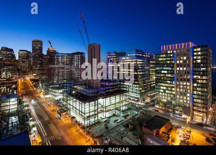 USA, Massachusetts, erhöhte die Skyline der Stadt von South Boston in der Dämmerung Stockfoto