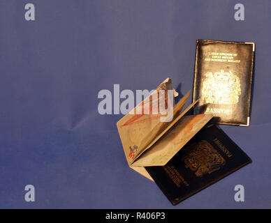 Mehrere Pässe. Eine Auswahl von Pässen und Inhaber angezeigt Seiten in einigen und Briefmarken. Stockfoto