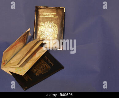 Mehrere Pässe. Eine Auswahl von Pässen und Inhaber angezeigt Seiten in einigen und Briefmarken. Stockfoto