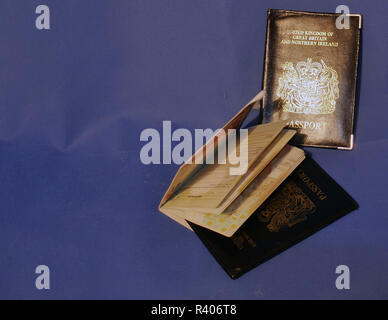 Mehrere Pässe. Eine Auswahl von Pässen und Inhaber angezeigt Seiten in einigen und Briefmarken. Stockfoto