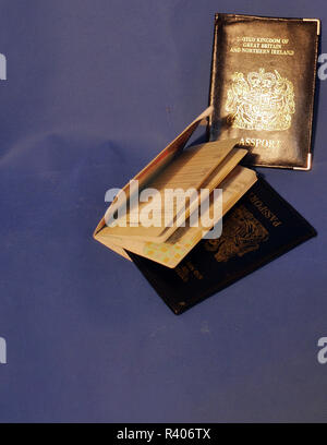 Mehrere Pässe. Eine Auswahl von Pässen und Inhaber angezeigt Seiten in einigen und Briefmarken. Stockfoto