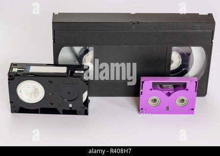 MiniDV und VHS-tape isoliert auf Weiss. Kassetten. Stockfoto