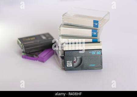 Mini DV und VHS-tape isoliert auf Weiss. Hin. Stockfoto