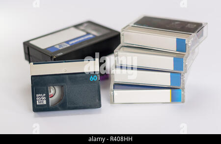 Mini DV und VHS-Videokassette auf Weiß isoliert Stockfoto