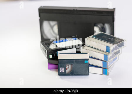 Mini DV und VHS-Videokassette auf Weiß isoliert Stockfoto