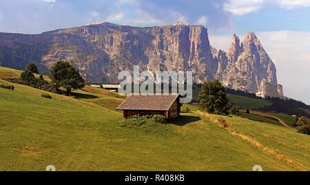 Der Schlern mit der Santner und Euringer aus der Seiser Alm Stockfoto