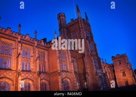 Fassade der Lanyon Gebäude, Queen's University, Belfast, Nordirland in der Nacht. Stockfoto