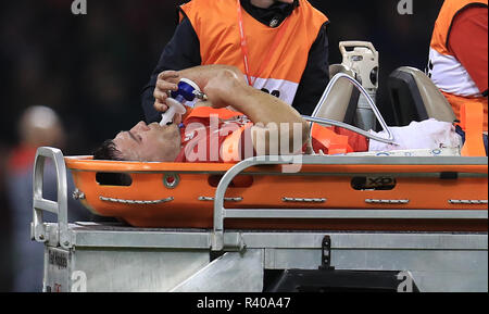 Wales" Ellis Jenkins ist aus stretchered verletzt nach dem Herbst Internationale im Fürstentum Stadium, Cardiff. Stockfoto