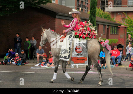 USA, Oregon, Portland. Frau auf dem Pferd in der Parade. Kredit als: Steve Terrill/Jaynes Galerie/DanitaDelimont.com Stockfoto