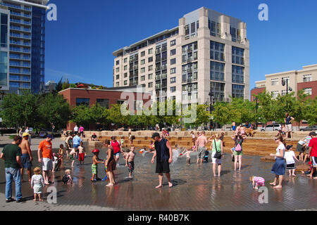 USA, Oregon, Portland. Menschen Waten in Jamison Square Brunnen. Kredit als: Steve Terrill/Jaynes Galerie/DanitaDelimont.com Stockfoto