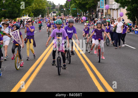 USA, Oregon, Portland. Kinder auf Einräder in Parade. Kredit als: Steve Terrill/Jaynes Galerie/DanitaDelimont.com Stockfoto