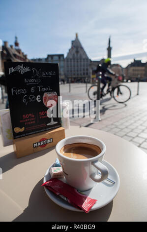 Genießen Sie ein CAFE IN LILLE GRANDE PLACE - Frankreich - LILLE PLACE CHARLES DE GAULLE - CAFE FRANKREICH - REGION DES HAUTS-DE-FRANCE - CAFE ESPRESSO © F. BEAUMONT Stockfoto