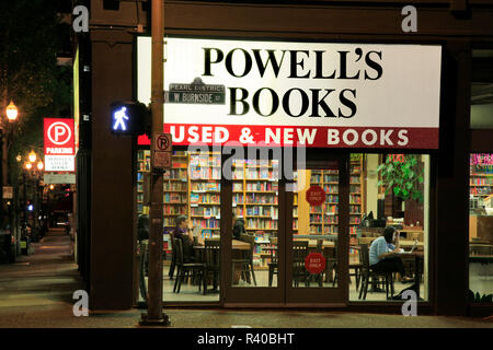 USA, Oregon, Portland. Powell's Books in der Nacht. Kredit als: Steve Terrill/Jaynes Galerie/DanitaDelimont.com Stockfoto