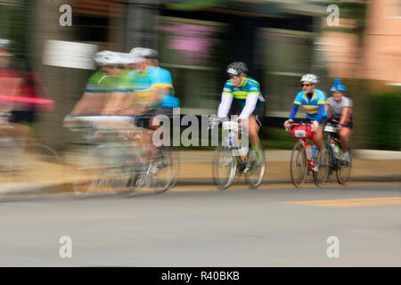 USA, Oregon, Portland. Unschärfe der Radfahrer auf der Straße. Kredit als: Steve Terrill/Jaynes Galerie/DanitaDelimont.com Stockfoto