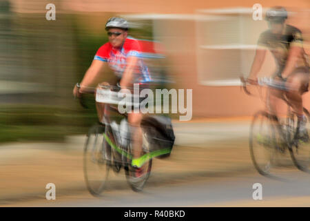 USA, Oregon, Portland. Unschärfe der Radfahrer auf der Straße. Kredit als: Steve Terrill/Jaynes Galerie/DanitaDelimont.com Stockfoto