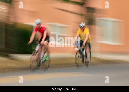 USA, Oregon, Portland. Unschärfe der Radfahrer auf der Straße. Kredit als: Steve Terrill/Jaynes Galerie/DanitaDelimont.com Stockfoto