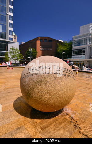 USA, Oregon, Portland. Lehrer Brunnen in der Innenstadt. Kredit als: Steve Terrill/Jaynes Galerie/DanitaDelimont.com Stockfoto