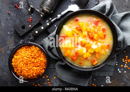 Rote Linsensuppe mit Gemüse. Vegetarische Kost Stockfoto