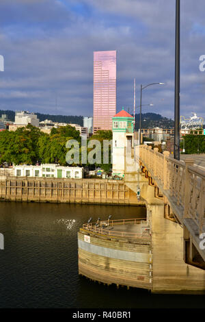 USA, Oregon, Portland. US Bancorp Turm und Burnside Bridge bei Sonnenaufgang. Kredit als: Steve Terrill/Jaynes Galerie/DanitaDelimont.com Stockfoto