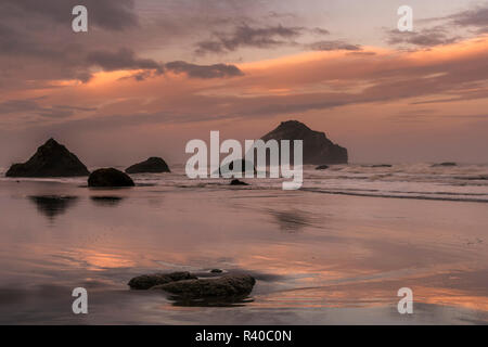 USA, Oregon, Bandon. Sonnenuntergang am Strand. Credit: Jay O'Brien/Jaynes Galerie/DanitaDelimont.com Stockfoto