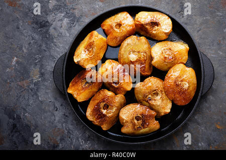 Apple Quitte gebacken mit Honig und Zimt. Gesunde vegetarische Dessert Stockfoto