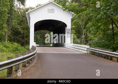 USA, Oregon, Lane County Jasper, Ort, Straße, Fall Creek. Pengra Covered Bridge. 120 Fuß, Howe Truss Struktur. Stockfoto