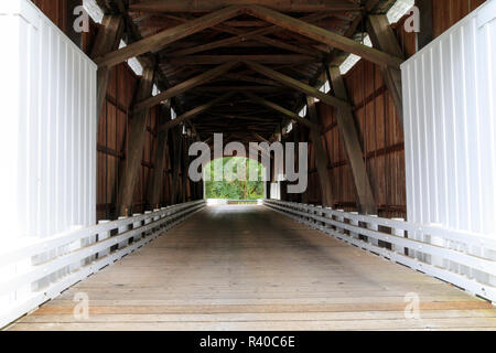 USA, Oregon, Lane County Jasper, Ort, Straße, Fall Creek. Pengra Covered Bridge. 120 Fuß, Howe Truss Struktur. Stockfoto