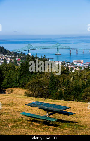 Astoria, Oregon. Columbia River, Astoria Spalte Park. Luftaufnahme der Stadt von Astoria und das Astoria Megler Brücke mit einem Picknicktisch in einem Park Stockfoto