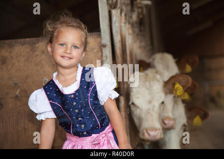 Kleine Mädchen in der Scheune auf dem Bauernhof Stockfoto