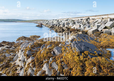 Churchill Barrier Nr. 3 Causeway, die Verknüpfung der Inseln Blick Holm und Burray, Orkney, Schottland, Großbritannien Stockfoto