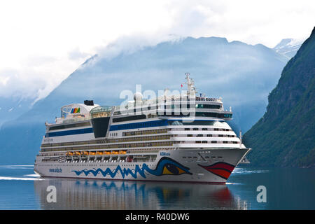 Norwegen, Kreuzfahrtschiff AidaLuna am Geiranger auf dem Geirangerfjord, Stockfoto