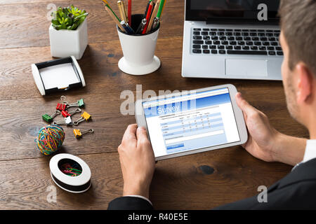 Geschäftsmann an der Umfrage Suche Form auf dem Mobiltelefon Stockfoto