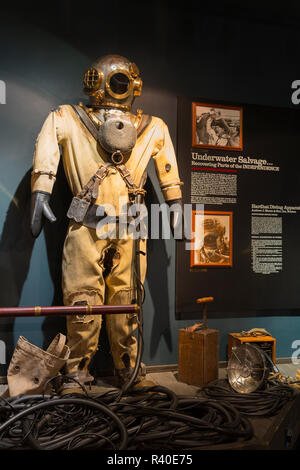 Michigan, Whitefish Point. Whitefish Point Light Station, Great Lakes Shipwreck Museum, hardhat Tauchen Bekleidung Stockfoto