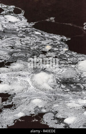 USA, Michigan. Tannin abstrakte Schaum Designs auf dem Black River, Black River Gorge Scenic Byway, Stachelschwein Wilderness Area. Stockfoto