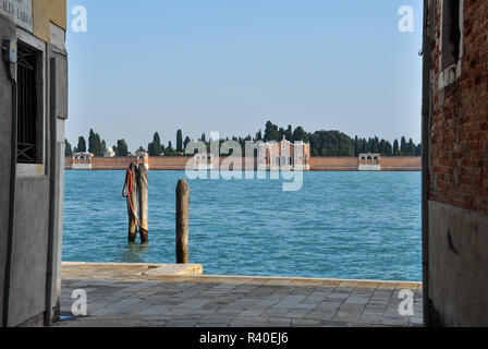 Die Insel San Michele über das Wasser aus einer Seitenstraße, Venedig, Italien Stockfoto