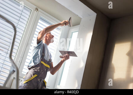 Gipser Sanierung Innenwände und decken. Stockfoto