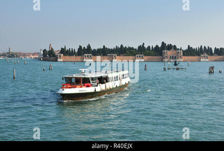 Vaporetto und der Insel San Michele über das Wasser, Venedig, Italien Stockfoto