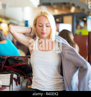 Weibliche Reisende ihre Jacke anziehen. Stockfoto